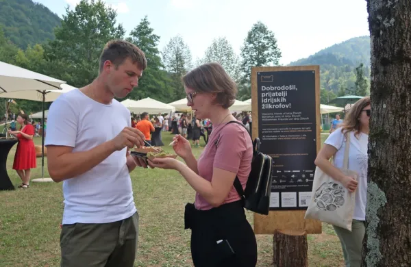 Ker smo si na srečo različni, je med 35 k žlikrofom ponujenimi 
omakami prav vsak od več tisoč gurmanov našel kakšno po 
svojem okusu.