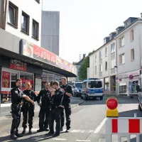 Policisti so po napadu takoj intenzivno začeli iskati  osumljenca.  