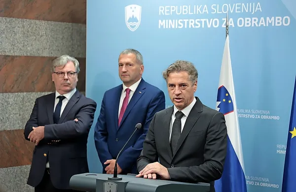 Ko je premier Robert Golob prvič prišel na ministrstvo za obrambo kot v. d. obrambnega ministra, ga je spremljal državni sekretar Vojko Volk 
(levo). Ob njem je  državni sekretar ministrstva Damir Črnčec.