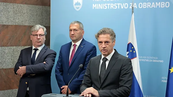 Ko je premier Robert Golob prvič prišel na ministrstvo za obrambo kot v. d. obrambnega ministra, ga je spremljal državni sekretar Vojko Volk 
(levo). Ob njem je  državni sekretar ministrstva Damir Črnčec.