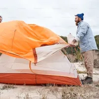 Po končanem kampiranju opremo dobro preglejte, osušite in 
očistite, šele nato zložite.