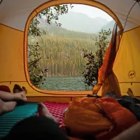 Materiali, iz katerih so izdelani šotori, so zelo tanki in se na srečo hitro 
sušijo. 