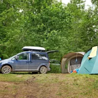 Kampiranje je odličen način preživljanja počitnic.