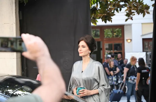 Angelina Jolie je v novem filmu upodobila operno pevko Mario 
Callas.