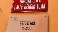 Koprske tablice z zgodovinskimi imeni trgov in ulic (spodaj) so po 
mnenju inšpektorata neprimerne in terjajo njihovo odstranitev. 