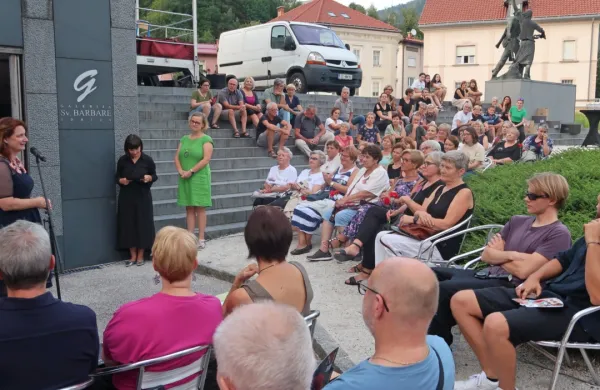 Čipkarice so za drzno razstavo dobile številna priznanja. Avstrijska 
veleposlanica Elizabeth E. Kramer jih je povabila na Dunaj.