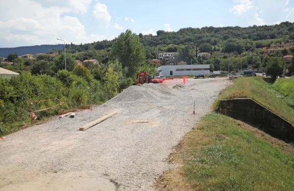 Nova dvosmerna kolesarska pot bo potekala na drugem bregu 
Olmskega potoka, ki se čez nekaj metrov izliva v Badaševico. 