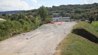 Nova dvosmerna kolesarska pot bo potekala na drugem bregu 
Olmskega potoka, ki se čez nekaj metrov izliva v Badaševico. 
