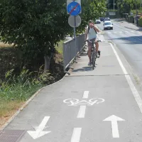 Dvoumen prometni znak v Olmu: na istem drogu je  z ene strani znak, 
ki označuje začetek kolesarske steze,  na drugi strani pa znak, ki 
označuje konec kolesarske steze.