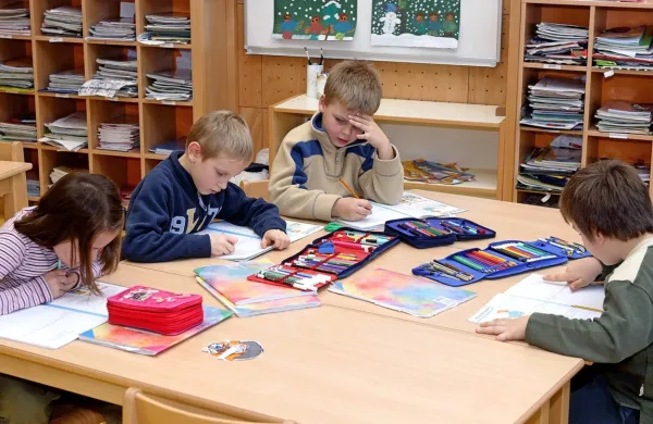 Vseh 146 šol, ki so sodelovale v petletnem poskusu, bo tudi v 
novem šolskem letu izvajalo razširjeni program.  Preostalih 310 šol 
se bo v izvajanje tega programa vključilo postopno do šolskega 
leta 2028/29.