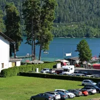 Avstrijska Koroška od maja do oktobra zabeleži okoli 2,3 milijona 
turistov in 9,6 milijona nočitev. Največ je Avstrijcev, Nemcev in 
Nizozemcev, medtem ko je Slovencev zelo malo.