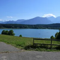 Zablaško jezero je na hribu malo nad Klopinjskim jezerom, za 
desnim hribom čisto v ozadju pa je Kamnik.

