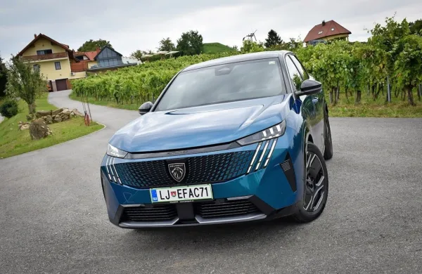 V novi generaciji je peugeot 3008 na voljo s hibridnim in električnim pogonom, ki smo ga na kratko tudi 
preskusili.