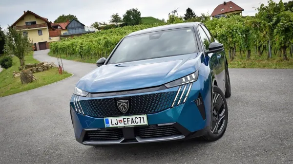 V novi generaciji je peugeot 3008 na voljo s hibridnim in električnim pogonom, ki smo ga na kratko tudi 
preskusili.