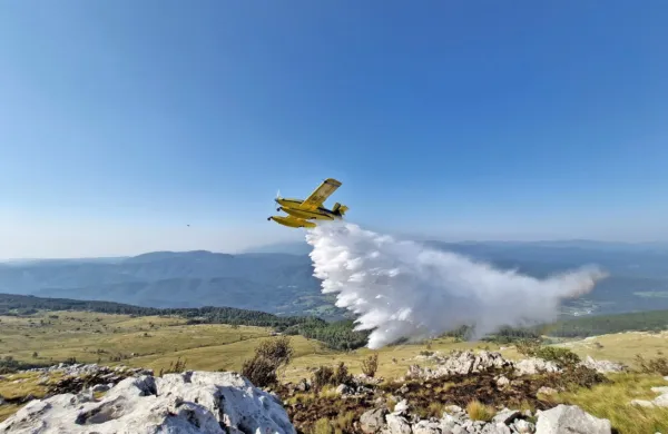 Požar  nad  Zabičami  so  pomagali gasiti  s  tremi  air  tractorji. 