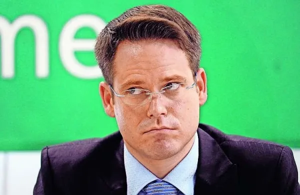 Boštjan Aver  si je v zadnjih 15 letih, ki jih je večinoma preživel na 
čelu javnih podjetij, nakopičil ogromno premoženje v nepremičninah. Sledi denarja za uradno financiranje njegovih nakupov 
vodijo do nekdanjih vodilnih v Vzajemni, kjer je bil Aver do leta 
2009 predsednik uprave. 