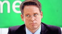 Boštjan Aver  si je v zadnjih 15 letih, ki jih je večinoma preživel na 
čelu javnih podjetij, nakopičil ogromno premoženje v nepremičninah. Sledi denarja za uradno financiranje njegovih nakupov 
vodijo do nekdanjih vodilnih v Vzajemni, kjer je bil Aver do leta 
2009 predsednik uprave. 