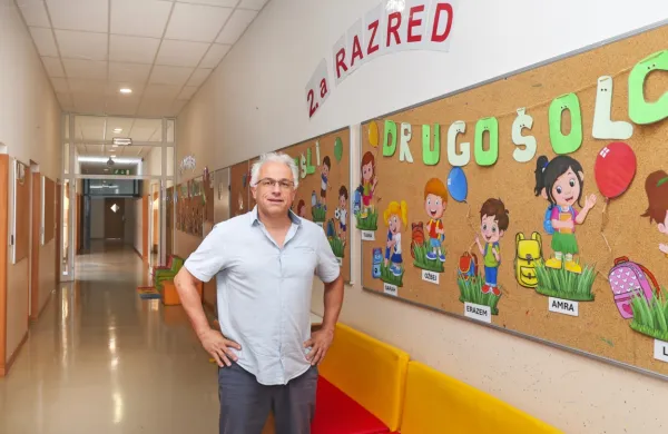 “Nekatere profile učiteljev, kot so na primer fizik, kemik, tehnik, 
matematik, računalnikar, je skoraj nemogoče dobiti. Včasih je tudi 
težko najti učitelja za razredni pouk,” ugotavlja Simon Dražič, 
ravnatelj OŠ Šmarje.