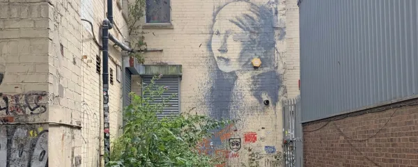 Satirični Banksyjev grafit v bližini marine - The Girl With The Pierced Eardrum