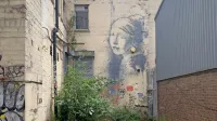 Satirični Banksyjev grafit v bližini marine - The Girl With The Pierced Eardrum
