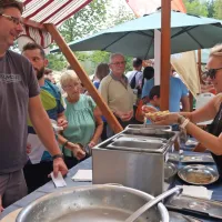 Na prazniku so skuhali krepko tono vnaprej pripravljenih, zaščitenih idrijskih žlikrofov in jim 
dodali še vrsto pisanih, temnih, veganskih ... mimo stroge zaščite tradicionalnega ugleda.