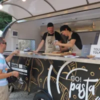 GO!pasta je namenska prikolica, s katere bodo v času evropske 
prestolnice kulture to in onstran meje stregli idrijske žlikrofe in 
sorodne tolmeške cjarsone.