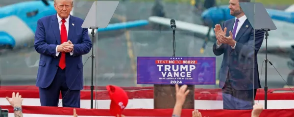 O tem, da je Donald Trump (levo) prepričan, da je belopolti 
delavski razred glavni bazen njegovih volivcev, nedvoumno govori 
tudi dejstvo, da je za svojega podpredsedniškega kandidata izbral 
40-letnega senatorja iz Ohia Jamesa Davida Vancea.