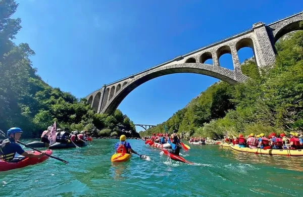 Soška regata vsako leto pritegne množico  udeležencev in gledalcev.