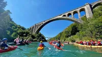 Soška regata vsako leto pritegne množico  udeležencev in gledalcev.