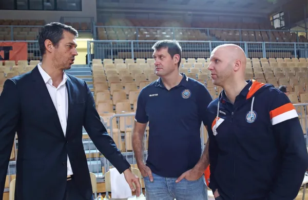 V Kopru so se po petih letih srečali akterji zadnjih koprskih 
košarkarskih uspehov. Z leve Jurica Golemac, Goran Jagodnik in 
Andrej Žakelj.