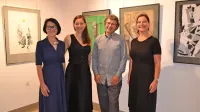 Slikar Peter Ciuha - na fotografiji v družbi  (z leve) Anamarije Štibilj 
Šajn, Helene Čehovin Gerželj in Katje Jordan - je na razstavi v 
Kosovelovem domu predstavil tako svoja dela kakor izbor očetovih, stvaritev priznanega umetnika Jožeta Ciuhe. 