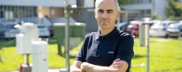 “Edina smiselna, dolgoročno vzdržna pot je, da res zmanjšamo 
izpuste toplogrednih plinov, in če že ne moremo priti nazaj na 
stanje izpred nekaj desetletji, da vsaj ne ostanemo na taki ravni, 
kot smo zdaj,” poudarja klimatolog Gregor Vertačnik.