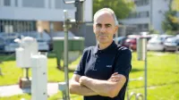 “Edina smiselna, dolgoročno vzdržna pot je, da res zmanjšamo 
izpuste toplogrednih plinov, in če že ne moremo priti nazaj na 
stanje izpred nekaj desetletji, da vsaj ne ostanemo na taki ravni, 
kot smo zdaj,” poudarja klimatolog Gregor Vertačnik.