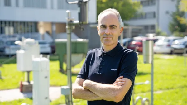 “Edina smiselna, dolgoročno vzdržna pot je, da res zmanjšamo 
izpuste toplogrednih plinov, in če že ne moremo priti nazaj na 
stanje izpred nekaj desetletji, da vsaj ne ostanemo na taki ravni, 
kot smo zdaj,” poudarja klimatolog Gregor Vertačnik.