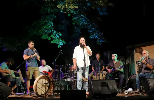Veliki glasbeni tovarišiji Bakaline Velike se je na festivalu Zmaj ma 
mlade pridružil Sebastjan Grešak na flavti iz lesa iz mlajše kamene 
dobe. 