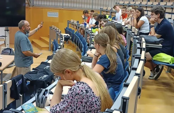 Udeleženi poletne šole astronomije so prisluhnili  predavanjem in 
se preizkusili v raziskovalnih projektih. 