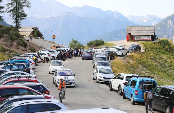 Zaradi urejanja parkirišč na Vršiču od septembra ne bo mogoče  
parkirati. 