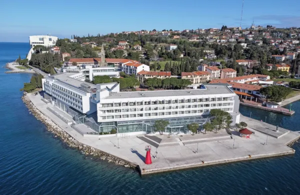 Med solastniki Save Turizma so tudi nekdanji delničarji  Hotelov 
Bernardin. To družbo si je  Sava Turizem pripojila pred štirimi 
leti.  