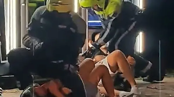 Na  družbenih  omrežjih so  se    minuli konec  tedna  pojavili  posnetki  
policijske  intervencije.