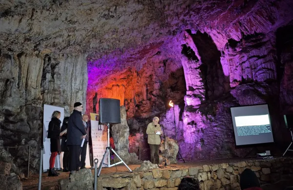 Za jamo Vilenica že vrsto let skrbi Jamarsko društvo Sežana, ki bo 
tudi v soboto poskrbelo, da bodo literarni gostje in ostali  s seboj 
varno odnesli edinstveno izkušnjo iz najstarejše turistične jame v 
Evropi. 