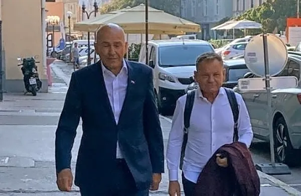 Janez Janša (ob njem zagovornik Franci Matoz) je že pred 
začetkom sojenja dejal, da je zadeva Trenta daleč od prava in blizu 
politiki. 