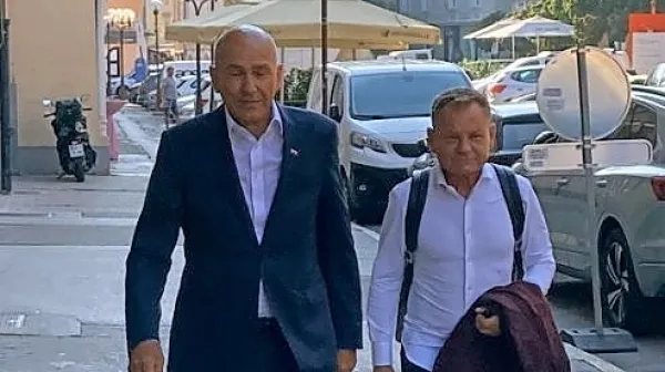 Janez Janša (ob njem zagovornik Franci Matoz) je že pred 
začetkom sojenja dejal, da je zadeva Trenta daleč od prava in blizu 
politiki. 
