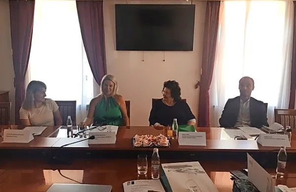 Na novinarski konferenci je spregovorila tudi predsednica PD Soča 
Milica Zimic (na fotografiji druga z leve).