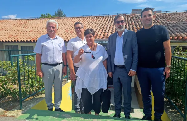 Center za usposabljanje Elvira Vatovec Strunjan so obiskali (z leve) 
izolski župan Milan Bogatič, koprski župan Aleš Bržan, ankaranska 
podžupanja Barbara Švagelj (župana Gregorja Strmčnika nismo 
ujeli v objektiv), minister za vzgojo in izobraževanje Darjo Felda ter 
piranski župan Andrej Korenika. 

