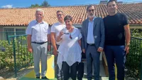 Center za usposabljanje Elvira Vatovec Strunjan so obiskali (z leve) 
izolski župan Milan Bogatič, koprski župan Aleš Bržan, ankaranska 
podžupanja Barbara Švagelj (župana Gregorja Strmčnika nismo 
ujeli v objektiv), minister za vzgojo in izobraževanje Darjo Felda ter 
piranski župan Andrej Korenika. 

