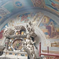 Samostan na Kostanjevici, s cerkvijo, grobnico Bourbonov in &Scaron;krabčevo knjižnico je dedi&scaron;čina, vredna statusa kulturnega spomenika državnega pomena