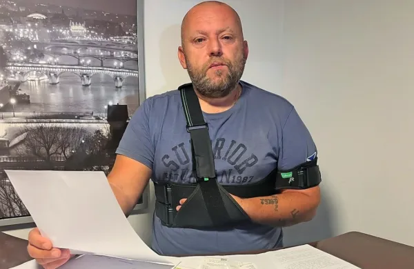 Na mizi Almirja Kadirića iz Tominj je zdravstvena dokumentacija, 
pa tudi računi za samoplačniške storitve, brez katerih bi še vedno 
čakal na osnovne informacije, za kaj gre pri njegovi poškodbi.