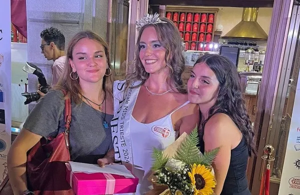 Miss Trsta Suary Calligaris v objemu svojih dveh sester: 17-letne 
Aishe (levo) in 15-letne Noah, ki sta prav tako kot starejša sestra 
navdušeni nogometašici.