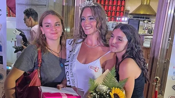 Miss Trsta Suary Calligaris v objemu svojih dveh sester: 17-letne 
Aishe (levo) in 15-letne Noah, ki sta prav tako kot starejša sestra 
navdušeni nogometašici.