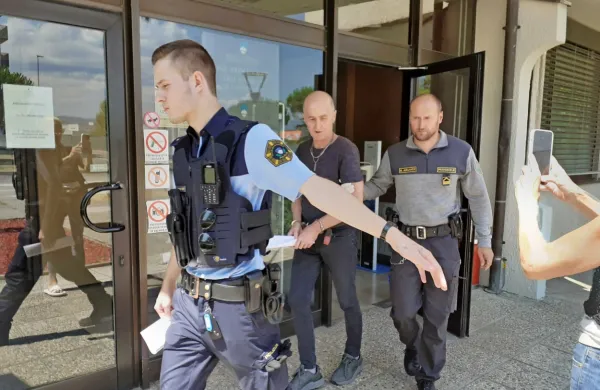 Na zadnji obravnavi sta obsojenega umora v Kobjeglavi spremljala 
pravosodni policist (desno) in policist koprske policijske postaje.